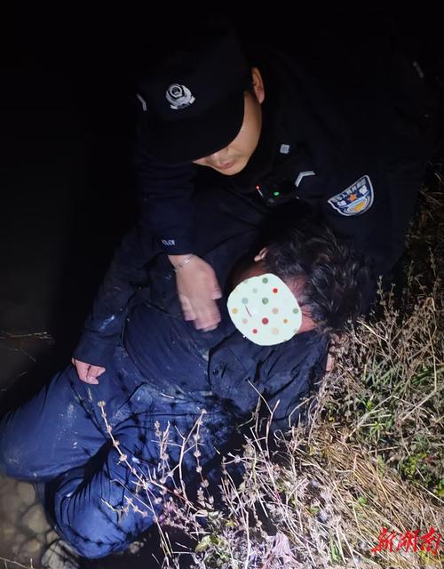 新门内部资料免费提供和男子在湖边被蛇咬伤与男子在湖边被蛇咬伤视频